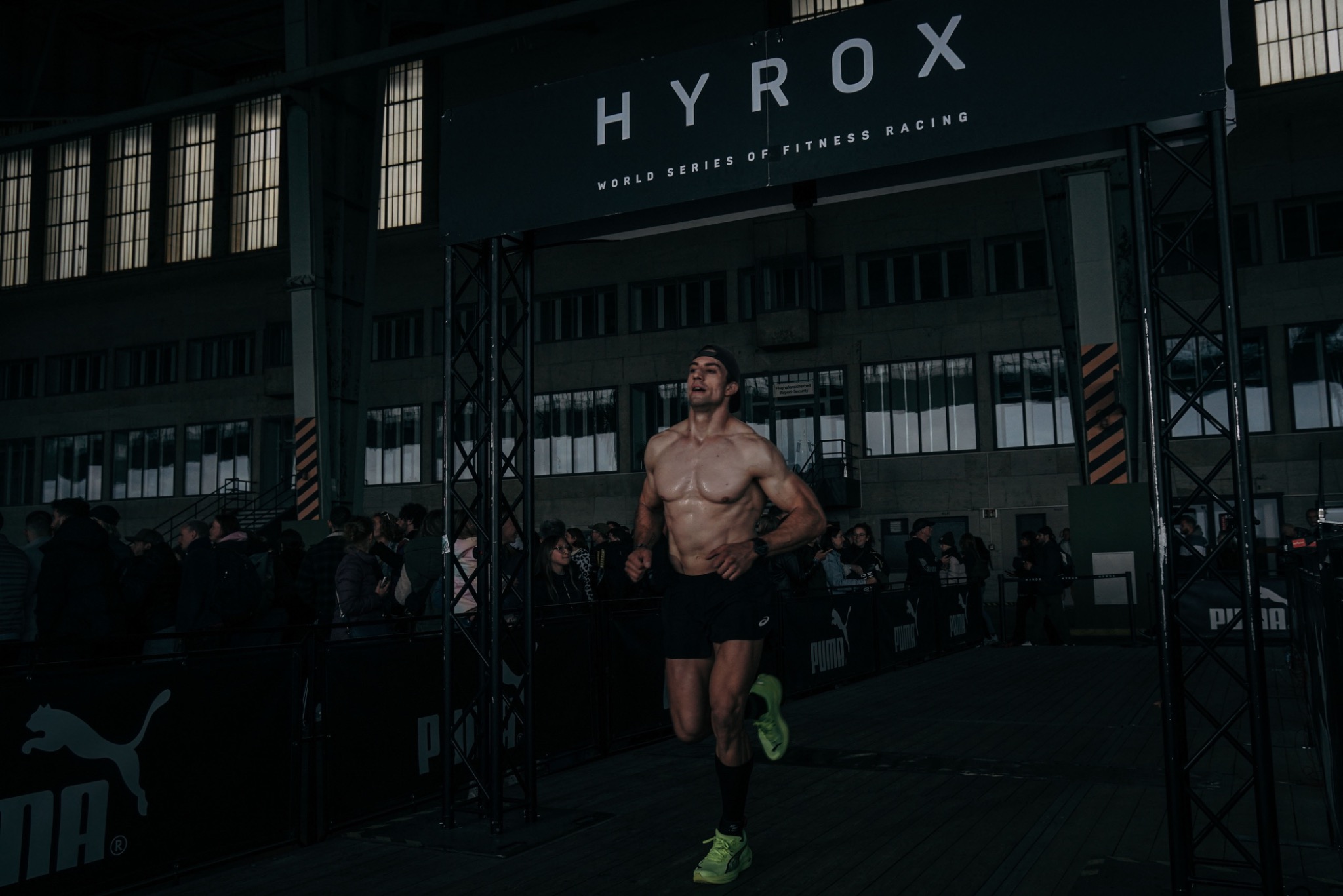 Leon läuft beim HYROX Wettkampf ins Ziel